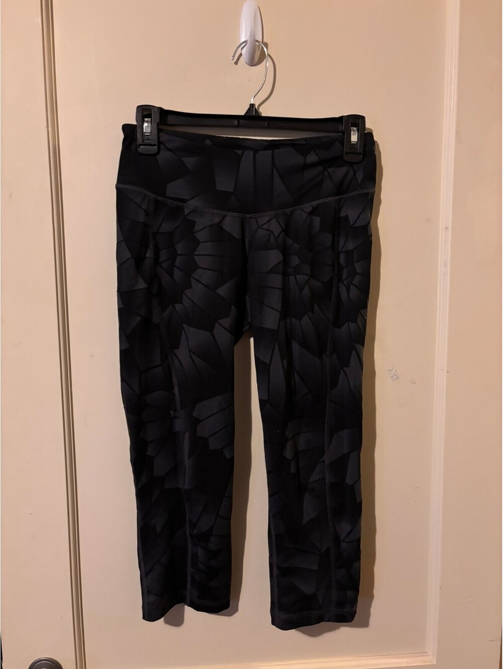 Black patterned cropped leggings Small